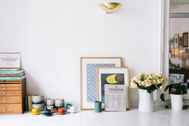 a-casual-kitchen-counter-a-happy-chic-parisian-apartment-tour-via-coco-kelley-768x513