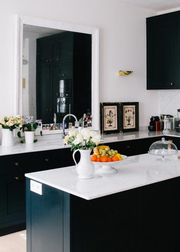 chic-but-casual-black-and-white-kitchen-in-paris-via-coco-kelley-768x1075