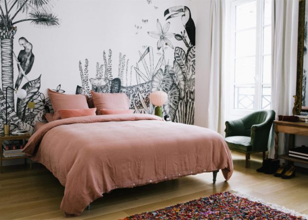 pink-linen-sheets-and-a-black-and-white-jungle-mural-in-the-bedroom-a-happy-chic-parisian-apartment-tour-via-coco-kelley-768x548