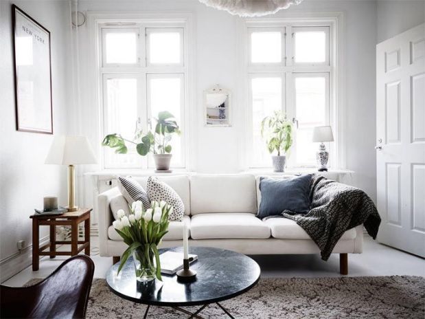 salon-con-sofa-blanco-duplex-decoracion-estilo-nordico-stadshem
